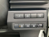 運転席のハンドル右奥側にまとめられたスイッチ群。一目で分かりやすく操作しやすいです。
