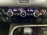 オートエアコンがついてます。左右独立で温度設定のできるデュアルオートエアコンです。パネル内のシートヒータースイッチは前席の左右別々に3段階で温度設定ができます。