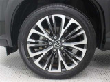215/50R18タイヤ&18インチアルミホイール(切削光輝/センターオーナメント付)を装着しています。