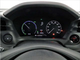 運転時の視界周辺の見やすい位置にメーターをレイアウト。視線の流れを断ち切らない、ストレスフリーで美しい運転動作を可能にします。またマルチインフォメーションディスプレイで、様々な情報が確認できます。