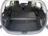 普段使いなら、そのままでも十分なスペースが確保されたラゲッジスペースです。シートを倒せば、ご覧の様に広大なスペースが確保出来ます。