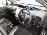 シンプルで使いやすいデザインの運転席です。