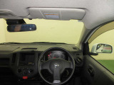 ドライバー目線で、使いやすく安全操作性と良好な視界を実現した運転席です。