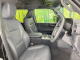 運転席シート廻りは使用感も少なく、良好な状態となっています。前オーナー様が丁寧に使っていたことがよくわかりますね。