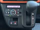 インパネにシフトレバーがございます^^空間を広く使うことができ、ハンドルにも近いため操作性にも優れています☆