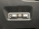 ハンドルの左下にETCがついています。高速道路の料金所の通過も楽々です。 カードの取り出しもしやすい場所についています。