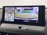 まるで空から見下ろしているみたいな映像で駐車をスムーズにできるようにアシストするアラウンドビューモニターも付いてます。