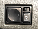 【電動格納ミラー】サイドミラーは電動格納式となっており、狭い駐車場でもキズがつくリスクを抑えられます。