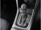 縦型シフトで操作性の良いシフトです!!シフトブーツやピアノブラックカラーのパネルがラグジュアリー感を高めます!