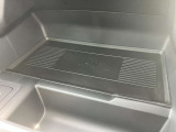 【ワイヤレスチャージング】置くだけで充電が可能でございます。