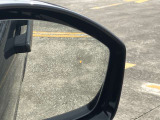 【ブラインドスポット】車線変更時に目視できない車を検知すると、検知した側のミラーに警告ライトが点灯。