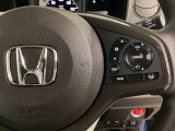 ハンドルにHondaセンシング系のクルーズコントロールやレーンキープアシストなどの操作スイッチが装備されています。ハンドルから手を離さず安全に操作できます。