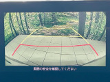 【バックカメラ】駐車時に後方がリアルタイム映像で確認できます。大型商業施設や立体駐車場での駐車時や、夜間のバック時に大活躍!運転スキルに関わらず、今や必須となった装備のひとつです!