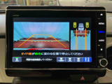 【全周囲カメラ】 上から見下ろしたような映像が、運転の不安を軽くします