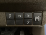 ハンドルの右側にはヘッドライトレベライザーとHondaセンシング用のメインスイッチなどがついています。ヘッドライトレベライザーは道路状況や積荷の加重に応じてライトの高さを調節できます。