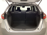 ラゲッジも広く使いやすいトランクは、開口部も広く荷物の積み下ろしもしやすいお車となっております。リアシートの背もたれは6:4の割合で分割して可倒できるので、長いお荷物などを載せることもできます。