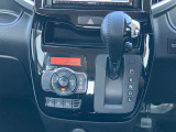 オートエアコン・好みの温度に設定すれば車内の温度を検知し、風量や温度を自動で調整!快適な車内空間には必須機能です。