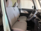 フロントベンチシートが運転席足元もゆったり、広々快適です、助手席へのウォークスルーも楽々可能ですよ☆