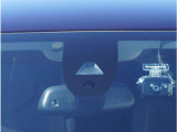 【アクティブセーフティブレーキ】前方の車両や障害物を検知し、ドライバーが回避操作を行わない場合に自動的にブレーキを作動させます。