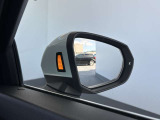 ●アウディサイドアシスト『後方の死角を並走する車両を検知しドアミラーの内側のLEDが点灯。ドライバーに注意を促し事故を未然に防ぐシステムです。』