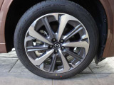 足元は純正サイズ235/50R20 タイヤは新車装着タイヤ TOYOタイヤ PROXES sport 2024年製です。ホイールは、純正20インチアルミホイール。グレーメタリックの切削加工で和かな品格高いデザイン。