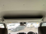オーバーヘッドシェルフです。ルーフがハイルーフタイプなので、運転席・助手席の上にも、収納することが出来ます。