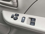 運転席側には、集合スイッチがあります.ドライバーは、ドアを、ロック&解除することや、助手席のドアガラスを開閉することができたり出来る便利なスイッチパネルです。後席は、手動式になります。