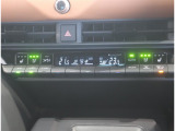 左右独立温度コントロールフルオートエアコンです。運転席、助手席それぞれで独立して温度設定ができます。冷え性の方が乗っても安心ですね♪