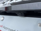 ●リアビューカメラ『入車経路を算出し、ガイドラインと補助線をディスプレイに表示します。同時にバンパーに内蔵のセンサーが障害物を感知し音で注意を促します。後方の死角も安心していただけます。』