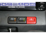 エアコン操作部・ハザードスイッチ・後ろの窓ガラスの曇り止めスイッチです。