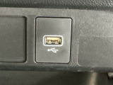 USB入力端子ついてます。USBメモリを接続して音楽ファイル、画像ファイル、動画ファイルなどをナビ画面で楽しめます ※一部のディスプレイオーディオ、CDチューナーの場合は音楽ファイルのみとなります