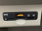 【ETC】有料道路を利用する際に料金所で停止することなく通過できる、ETC車載器(ノンストップ自動料金収受システム機器)が装備されています。セットアップを行うことで利用可能になります。