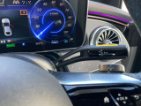 グラフィックはすべてブルーのカラーテーマでデザインされ2つの円形メーターを映し出すクラシカルなスタイルを採用 リアに電動パワートレインが備えられ出力292psを発生し航続可能距離は624kmを実現