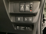 両側電動スライドドアは運転席から操作ができるよう、操作スイッチが付いています。その下にはETCがついています。高速道路の料金所の通過も楽々です!。 カードの取り出しもしやすい場所についています。