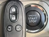 【キーレススタートシステム】カバンやポケットに入れたままでもドアの施錠・解錠が可能なスマートキーを装備。エンジンのオン・オフ時もカギを取り出す必要が無いからとっても便利です♪