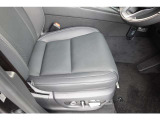 運転席・シワやへたりなど無く新車の状態です。