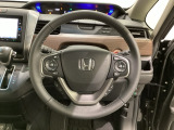 ハンドルにHondaセンシング系のクルーズコントロールやレーンキープアシストなどのスイッチと、オーディオの操作スイッチが装備されています!。ハンドルから手を離さず安全に操作できます!。