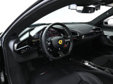 こちらは左ハンドルのお車でございます。内装色はNeroを選択しております。