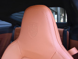 ヘッドレストのポルシェクレスト、助手席フットウェルストレージネッ、