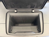 ボンネットを開けると、小物入れになっております。電気自動車ならではの機能です。