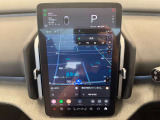 ドライバーディスプレイとセンターディスプレイを、12.3インチのタブレットに集約しました。運転操作に必要な情報とよく使う機能のコントロールボタンを、同一画面内にわかりやすく表示させることができます。