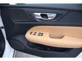 運転席ドアの全景です。キャビンを彩るすべてのものに、機能を形にした美しさが備わっています。