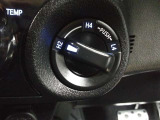 4WD(四輪駆動)システムの切り替えスイッチです。路面状況や走行シーンに応じて駆動方式を選択できます