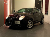【MiTO 1.4 Turbo Sport EtnaBlack】スポーツスペシャリティモデル8C/4Cとデザイン言語を共有するMiTo。愛嬌のある顔つきは一度見たら忘れられないインパクトを放ちます。