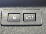 【パワーバックドア】スマートキーや運転席のボタンを押すだけでリアゲートが自動で開閉します!荷物を持っている時や、高い位置にあるバックドアを閉める際に便利な機能です♪