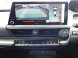 大画面12.3インチのディスプレイオーディオを装備。フルセグTV・ナビゲーション・Bluetooth オーディオ&ハンズフリー通話にも対応。車両全周囲の様子を映し出すパノラミックビューモニターを装備し