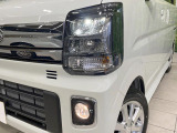 【LEDヘッドライト】悪天候や夜間走行時も良好な視界を確保し安心して運転できる高輝度LEDヘッドライトを装備!点灯速度が早く、消費電力も抑えられています。