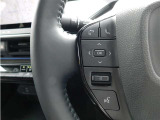 ハンドルから手を離さずにオーディオの操作ができるステアリングスイッチを装備。わき見運転の防止にもなり安全運転に貢献します。
