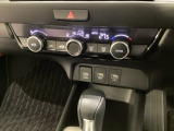 オートエアコンがついてますので、お好みの温度をセットするだけで風の強さや風量を自動で調整します。スイッチやダイヤル類も簡単操作で快適に過ごせます。