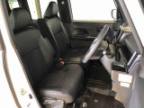 運転席の座面高さを調整できるシートリフターが付いています。フロントシートはベンチシートを採用で、座面も広く使い勝手もいいですよ♪
